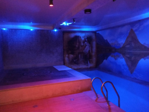 Конок үйү жер менен